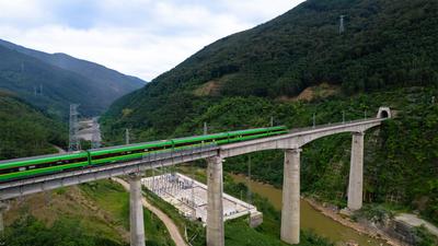 中老铁路国际旅客列车开行突破700列 吸引多国旅客畅游