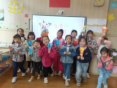 西山区前卫幼儿园开展庆“三八妇女节”感恩活动