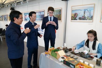 滇港台三地茶企共敬欧洲一杯云南茶