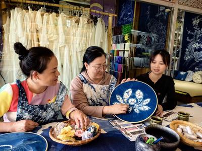 昆明市小西门社区开展“弘扬廉洁文化 邂逅非遗扎染”主题党日活动