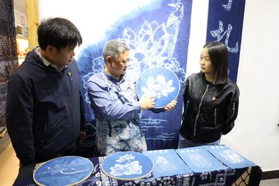 昆明市小西门社区开展“弘扬廉洁文化 邂逅非遗扎染”主题党日活动