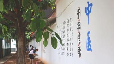特聘艺术家送文化进校园