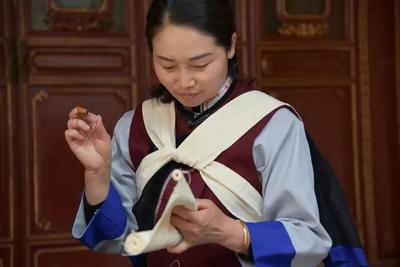 听云南 | 纳西族服饰 “活”在世界文化遗产丽江古城的“非遗”