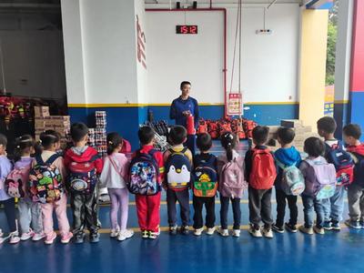 昆明市西山区前卫幼儿园教育集团希望路园区中三班组织参观消防队活动