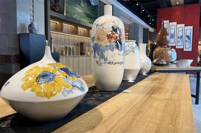展览持续至8月5日 “云陶三人行”陶瓷艺术精品展开幕