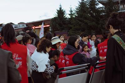  文旅正能量丨香格里拉：古城璀璨夜，服务暖人心