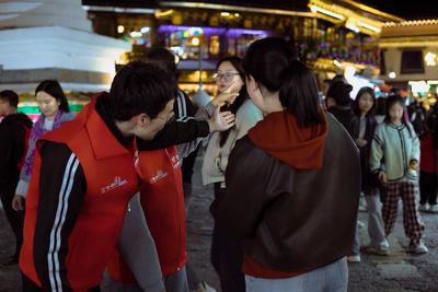  文旅正能量丨香格里拉：古城璀璨夜，服务暖人心