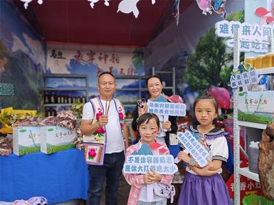 南华：“脸部菌鸟彩绘”着实抢镜！ 