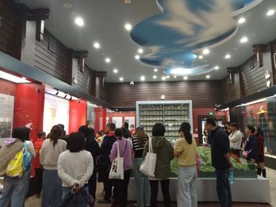 暑期“博物馆热”，丽江市博物院迎来了参观体验热潮