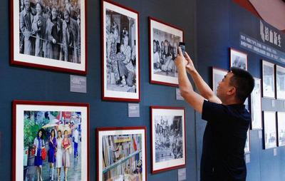 “国社之镜·世纪光影”新华社新闻摄影展云南分展开展