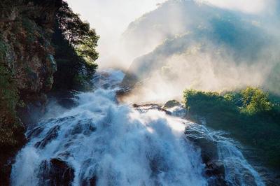 温润玉溪 旅居福地丨哀牢山南恩瀑布：山舞银河，自然之诗！