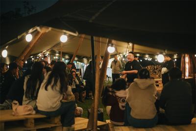 微凉的秋夜，在滇池东岸感受“即兴喜剧”的魅力！