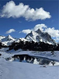 怒江初雪丨孔雀山戴上了一顶白帽子
