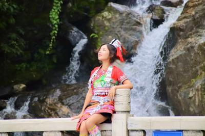 温润玉溪 旅居福地丨哀牢山南恩瀑布：山舞银河，自然之诗！