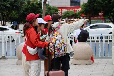 贴心相伴 志愿同行 游客国庆畅游云南 