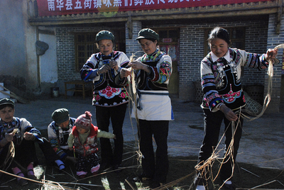 指尖织就非遗梦：火草纺织技艺传承彝族古老风采