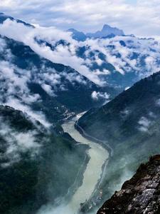 旅居怒江丨住在“松赞·石月亮山居”，在云端造梦，与星月同眠