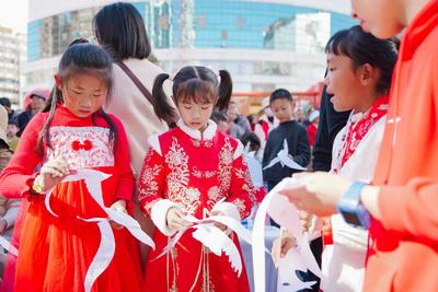 昆明市2025年“新春送福”暨剪窗花活动举办 
