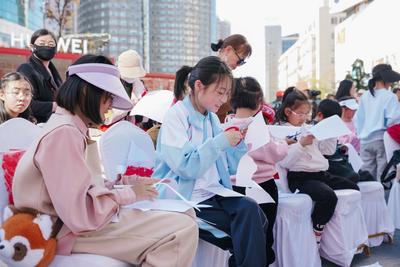 昆明市2025年“新春送福”暨剪窗花活动举办 