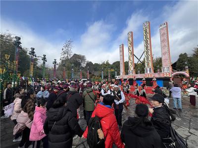春节假期 在云南民族村踩着目瑙纵歌的鼓点欢快迎新春