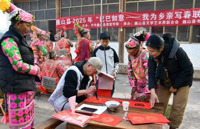 义务拍照，赠送春联，村花评选……今年巍山这个村迎新节目有点“卷”