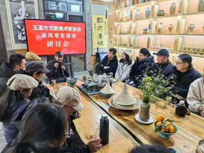 玉溪市文联美术家协会“大美玉溪·绘彩华宁”采风写生活动走进华宁冲麦村