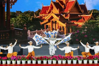云南省第二届民族团结进步大舞台暨2025年德宏芒市目瑙纵歌节专场晚会举办