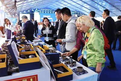 玉溪非遗文创产品亮相第三十四届大连赏槐会备受青睐