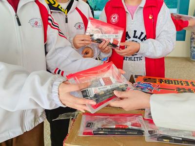 海信璀璨联合云南京东电器爱心助考 为昆明学子送上暖心启程礼包