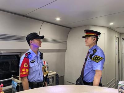 D3848次动车：“粽”情满满 让旅客感受浓浓端午情