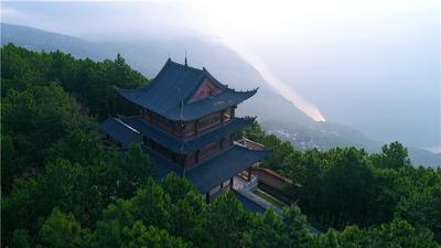 北纬26度的清凉秘境！在永仁方山，17℃的夏天藏进诸葛营古村