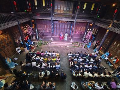 滇剧庭院版《借亲配》在昆明马家大院精彩上演