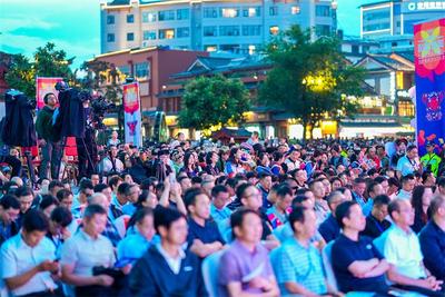 丽江古城夏夜绽放民族之花，“和和美美”特色文化季启幕