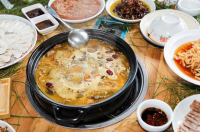 ​万人野菌火锅宴背后：南华餐饮的产业突围与文化传承