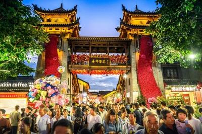 日落后再出发！转战更适合夜游的彝人古镇