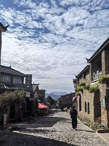 用画笔描绘纳西古村的诗意与淳朴，“百名画家画丽江”采风活动走进玉湖村