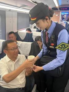 贴心服务暖旅途  列车长陈燕温情助旅客