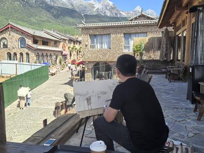 用画笔描绘纳西古村的诗意与淳朴，“百名画家画丽江”采风活动走进玉湖村
