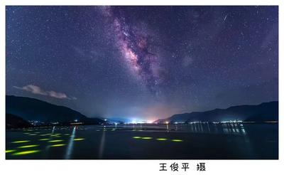绝美！丽江程海秋夜现“镜像星空”，渔火与银河同框共舞