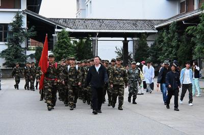 风裹迷彩赴征途，青春朝气淬锋芒——丽江文化旅游学院这场拉练藏着热血答案