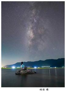 绝美！丽江程海秋夜现“镜像星空”，渔火与银河同框共舞