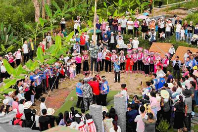 楚雄南华龙川镇：彝家儿女爬油杆  乡村振兴“节节高”