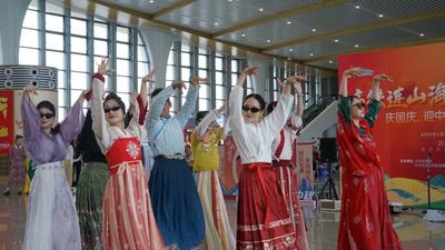 庆祝中华人民共和国成立76周年，红河“红”了！