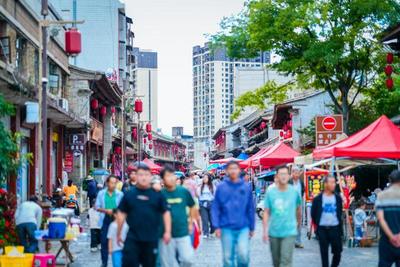 云南石屏：多彩文旅活动受青睐 “宝藏小城”节日人气旺