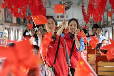 “红马甲”点亮云南双节：既有山水的诗意，更有服务的暖意