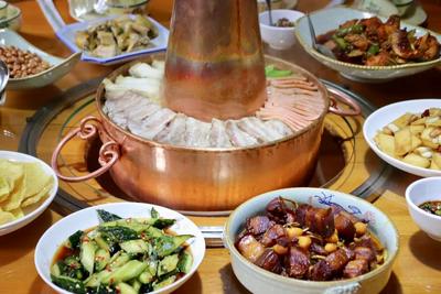 打卡玉溪100家小店丨炊锅暖，老宅情：将军第里的江川炊锅宴