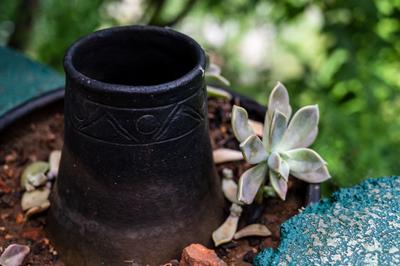 文明花开彩云南丨迪庆尼西黑陶：用红土淬炼的非遗之光