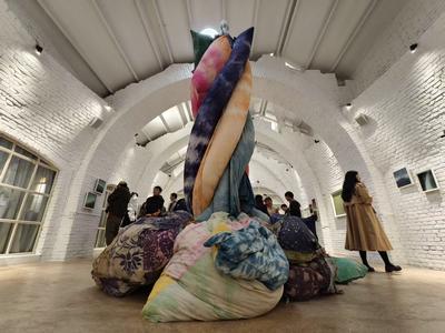 红土之上的艺术共生：薛滔“柔韧的边界”个展登陆土著巢·罗旭美术馆