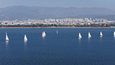 20℃暖冬抚仙湖百帆竞发！2025高原帆船赛暨青少年帆船嘉年华圆满闭幕