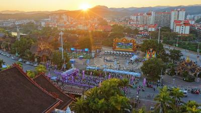 千名跑友逐光而行！2025年昆明磨憨·勐腊幸福边境健康跑（勐腊站）暮色中启跑